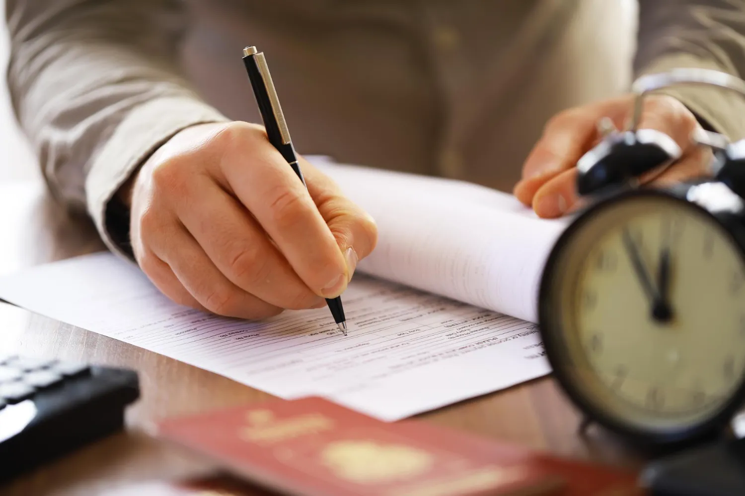 Pessoa preenchendo formulário, considerando o tempo de contribuição mínimo para aposentadoria.